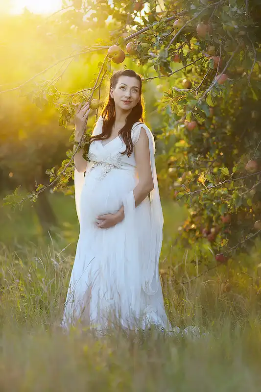 Těhotenské fotografování, portrét ženy v přírodě
